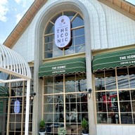 The ICONIC 2 กาแฟ ครอฟเฟิล เบเกอรี่ และ อาหาร