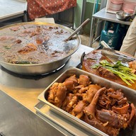 ข้าวขาหมูเฮียซ้าย ข้าวขาหมูเฮียซ้าย