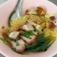 เมนูของร้าน บะหมี่เกี๊ยวปูดาบศักดิ์ ตรงข้ามสวนสุขภาพเกาะลอย