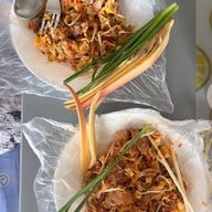 บ้านใหญ่ ผัดไทยเตาถ่าน ดินแดง