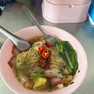 บะหมี่เกี๊ยวปูดาบศักดิ์ ตรงข้ามสวนสุขภาพเกาะลอย