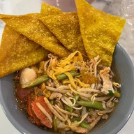 ก๊วยเตี๋ยวต้มยำเกี๊ยวกุ้ง ข้าวกะเพรา โกเด้นทาวน์ บางนาสวนหลวง -