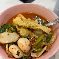 ก๊วยเตี๋ยวต้มยำเกี๊ยวกุ้ง ข้าวกะเพรา โกเด้นทาวน์ บางนาสวนหลวง -