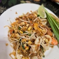 บ้านใหญ่ ผัดไทยเตาถ่าน ดินแดง