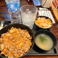 Maneki Donburi Station (มาเนกิ ดงบุริ สเตชั่น) ข้าวหน้าแกงกะหรี่และอาหารญี่ปุ่นจานด่วน สาทร