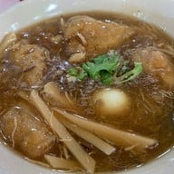 แม่ชมพู่ก๋วยจั๊บกระเพาะปลา ท้าวเวสสุวรรณ