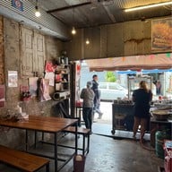 ก๋วยเตี๋ยวในรู ถนนนางงาม