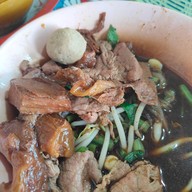 เมนูของร้าน ก๋วยเตี๋ยวห้วยพลูรสเด็ด