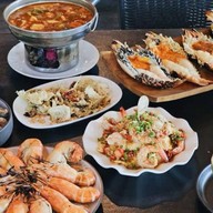 ร้านแม่เพ็ญซีฟู๊ดสาขาริมปิง1(ถนนวังสิงห์คำ) ริมน้ำปิง