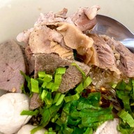 หมูขี่เรือ ก๋วยเตี๋ยวเรือหมูน้ำตก
