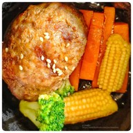 Meat Story ข้าวหน้าเนื้อ ข้าวหน้าแฮมเบิร์ก ข้าวหน้าด้ง ประชาอุทิศ 33