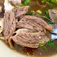หมูขี่เรือ ก๋วยเตี๋ยวเรือหมูน้ำตก
