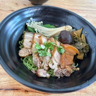 สามตุ๋น ข้าว-บะหมี่หยก หมูตุ๋น/เนื้อตุ๋นฉ่ำๆ สามชั้นตุ๋นเกี๊ยมฉ่าย