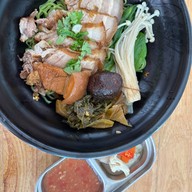 สามตุ๋น ข้าว-บะหมี่หยก หมูตุ๋น/เนื้อตุ๋นฉ่ำๆ สามชั้นตุ๋นเกี๊ยมฉ่าย