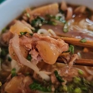 ก๋วยเตี๋ยวหมูตุ๋น แม่แดง(บ้านดู่)