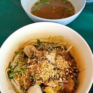 ก๋วยเตี๋ยวหมูตุ๋น แม่แดง(บ้านดู่)