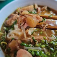 ก๋วยเตี๋ยวหมูตุ๋น แม่แดง(บ้านดู่)