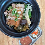 สามตุ๋น ข้าว-บะหมี่หยก หมูตุ๋น/เนื้อตุ๋นฉ่ำๆ สามชั้นตุ๋นเกี๊ยมฉ่าย