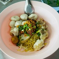 ภูมิใจเสนอ ก๋วยเตี๋ยวลูกชิ้นปลา&ข้าวมันไก่