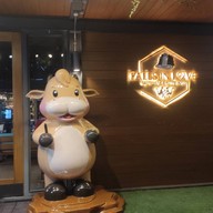 Falls in Love Coffee-Bar & Restaurant (ฟอลส์ อิน เลิฟ) @ เกษตร-นวมินทร์ (ตอม่อ 245) เกษตร-นวมินทร์