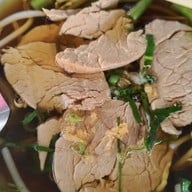 ร้านก๋วยเตี๋ยวหมูเลียงเจ๊แก หนองบัว จันทบุรี