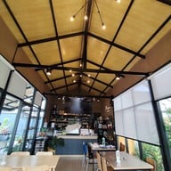 หน้าร้าน Maison au Milieu