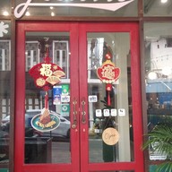 หน้าร้าน Newtro Cafe กาแฟ ขนมหวาน โทสต์ เค้ก อาหารเช้า บรรทัดทอง