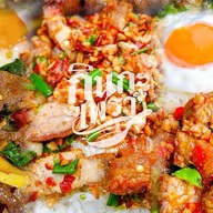 กะเพรา & หมูทอด by..KinKaPrao รัชดาภิเษก44