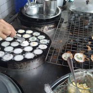 บรรยากาศ ขนมครกเข้าวัง ข้างตลาดบองมาเช่