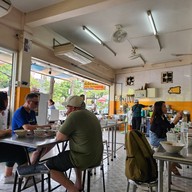 บรรยากาศ เจ๊เจี่ย เย็นตาโฟ ติดธนาคารไทยพาณิชย์ ริมถนนพระราม4