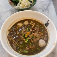 ก๋วยเตี๋ยวเรือพระนคร Silom Edge สีลมเอจ