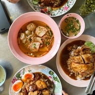 ข้าวหมูแดงหมูกรอบ ศรีวัช เชิญชิม รามอินทรา