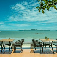 Breezeo - Exotic Beachfront Seafood - บรีซซีโอ @รอยัล คลิฟ โฮเต็ล กรุ๊ป