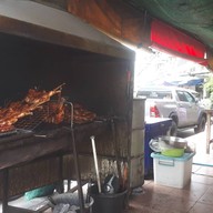 บรรยากาศ ไก่ย่างหน้าม.เกริก