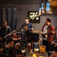 Hust Bar อาหารตามสั่ง