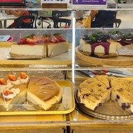 ร้านเค้กสีแดง By Ananta bakery เอื้ออาทรตึก48