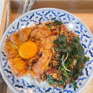 เมนูของร้าน คุณฉุย กะเพราโบราณ  บรรทัดทอง