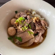 ก๋วยเตี๋ยวเนื้อตุ๋นเฮียปอ ถนนอำเภอ เมืองสุราษ