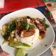 กินกัน ข้าวหมูย่าง( เส้นแซ่บ) ถนนนางลิ้นจี่