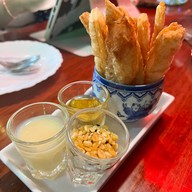 Madam Pahtehh 2515 หมากแข้ง