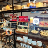 Madam Pahtehh 2515 หมากแข้ง