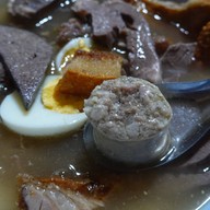 เมนูของร้าน ก๋วยจั๊บน้ำข้นและข้าวหมูกรอบ อนุสาวรีย์ 3 กษัตริย์