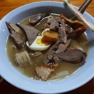 เมนูของร้าน ก๋วยจั๊บน้ำข้นและข้าวหมูกรอบ อนุสาวรีย์ 3 กษัตริย์