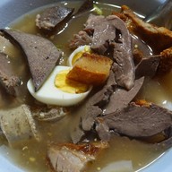เมนูของร้าน ก๋วยจั๊บน้ำข้นและข้าวหมูกรอบ อนุสาวรีย์ 3 กษัตริย์