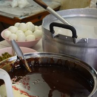 ก๋วยจั๊บน้ำข้นและข้าวหมูกรอบ อนุสาวรีย์ 3 กษัตริย์