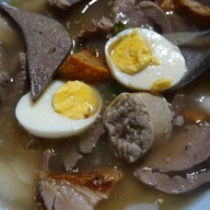 เมนูของร้าน ก๋วยจั๊บน้ำข้นและข้าวหมูกรอบ อนุสาวรีย์ 3 กษัตริย์