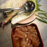 เมนูของร้าน จิ้มจุ่มสุทธิพรเจ้าเก่าตรงข้ามโรงแรม บียู.เพลส