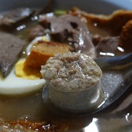 เมนูของร้าน ก๋วยจั๊บน้ำข้นและข้าวหมูกรอบ อนุสาวรีย์ 3 กษัตริย์