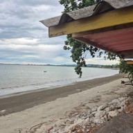 บรรยากาศ เจ้แมว โอมมาซีฟู้ดส์ เลียบหาดแม่รำพึง อำเภอบางสะพาน