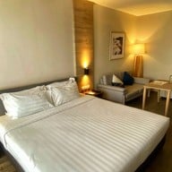 Somerset Harbourview Sriracha